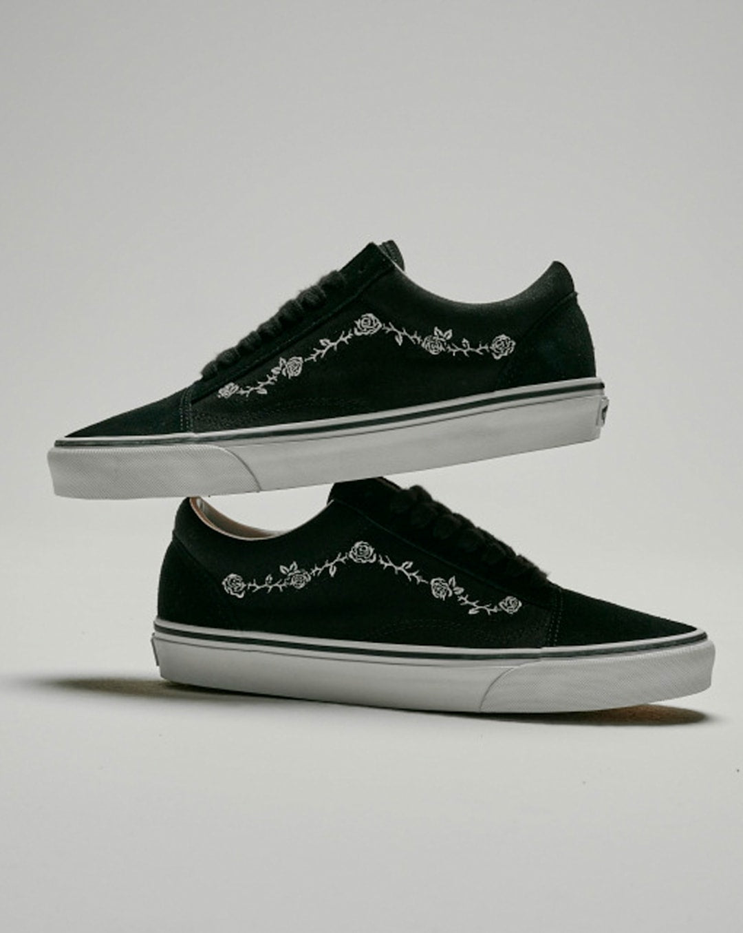 Vans Old Skool Shoe in Black / White