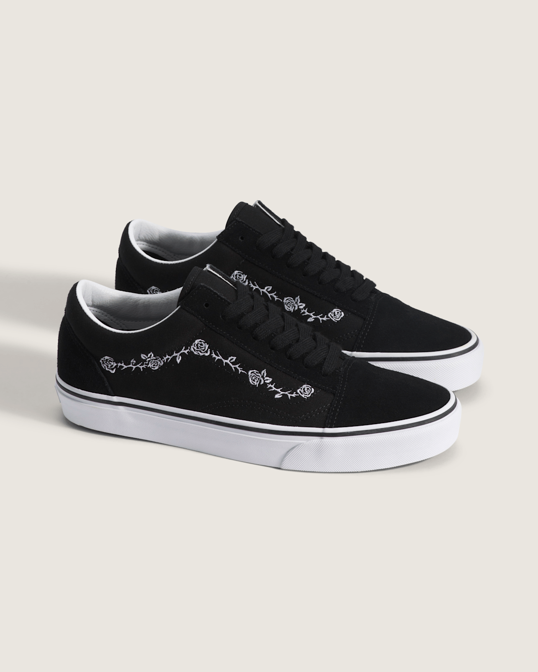 Vans Old Skool Shoe in Black / White