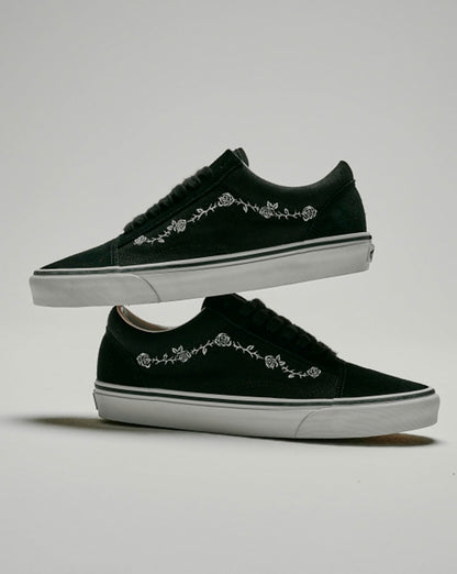 Vans Old Skool Shoe in Black / White