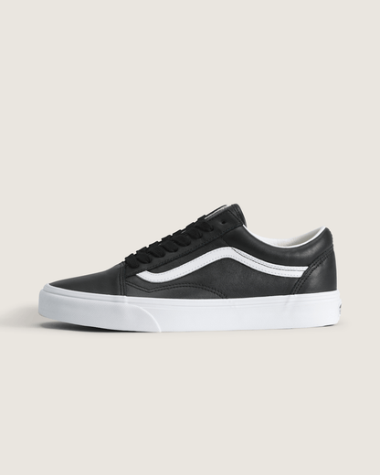 Vans Old Skool Shoe in Black / True White