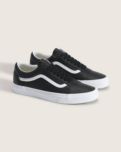 Vans Old Skool Shoe in Black / True White