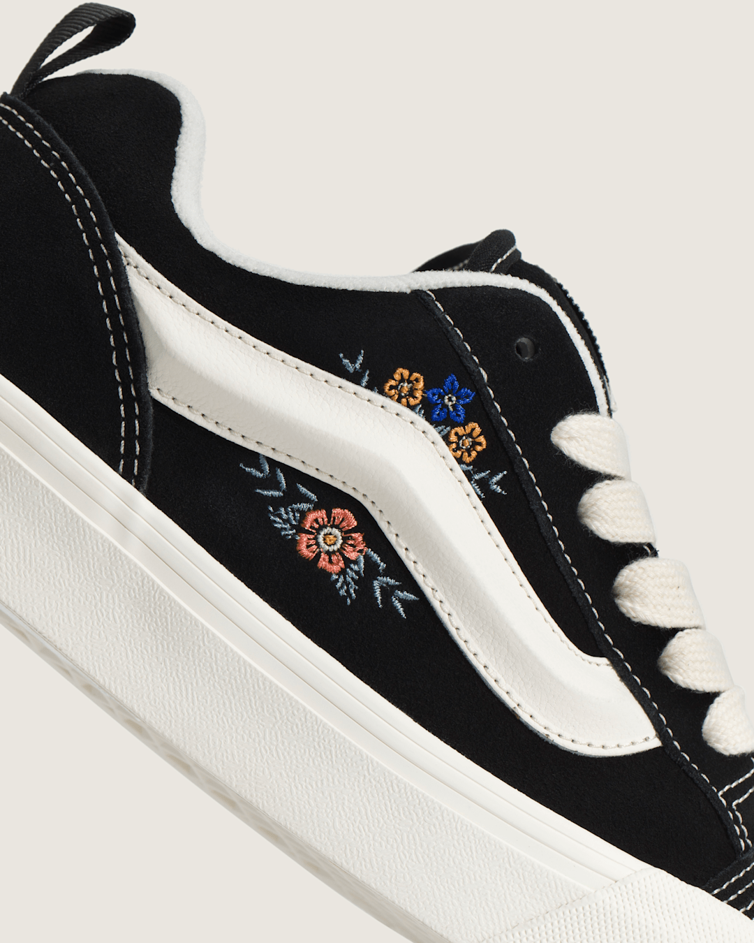 Vans Knu Skool Shoe in Black