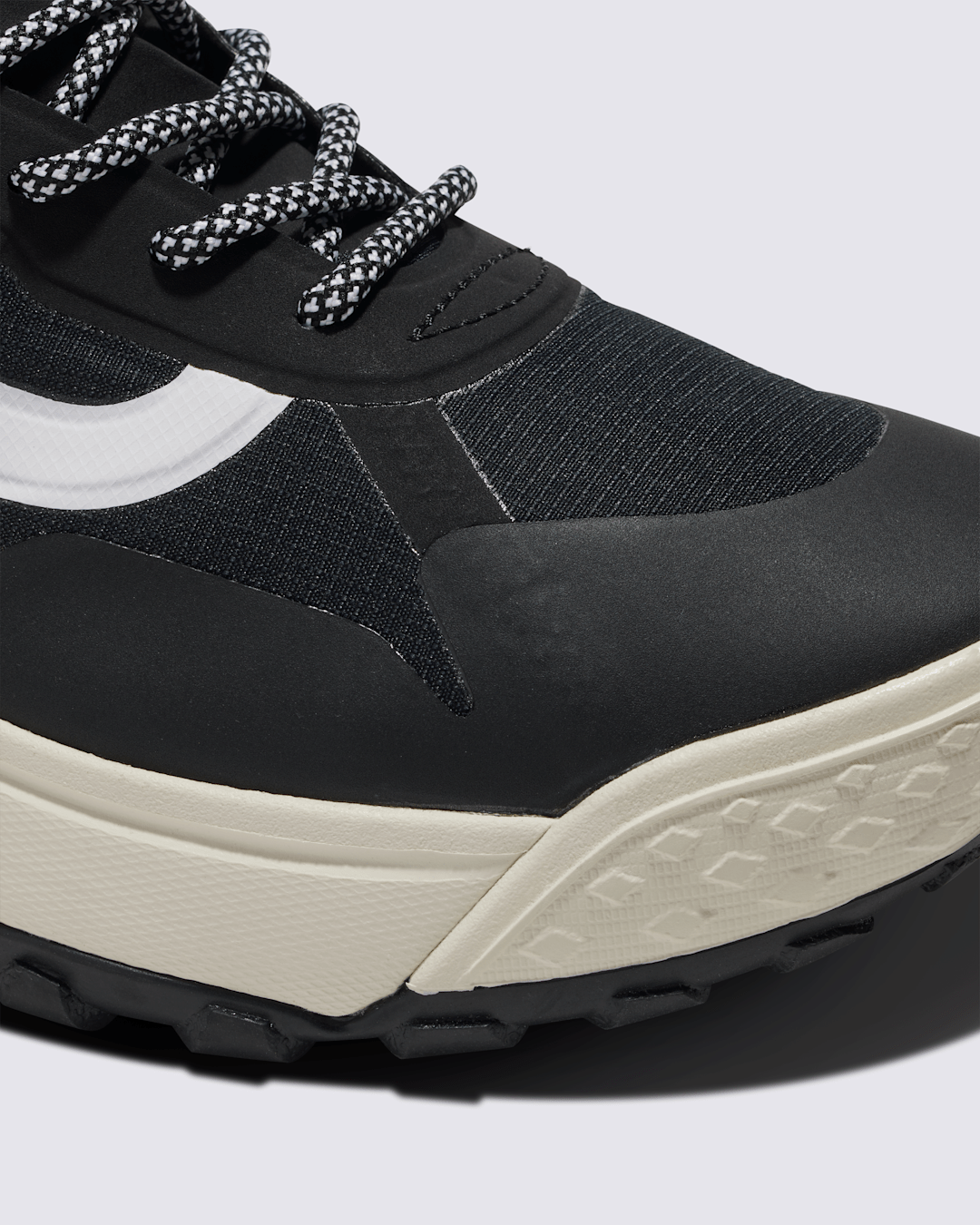 Vans Crosspath Mid Shoe in Black / White