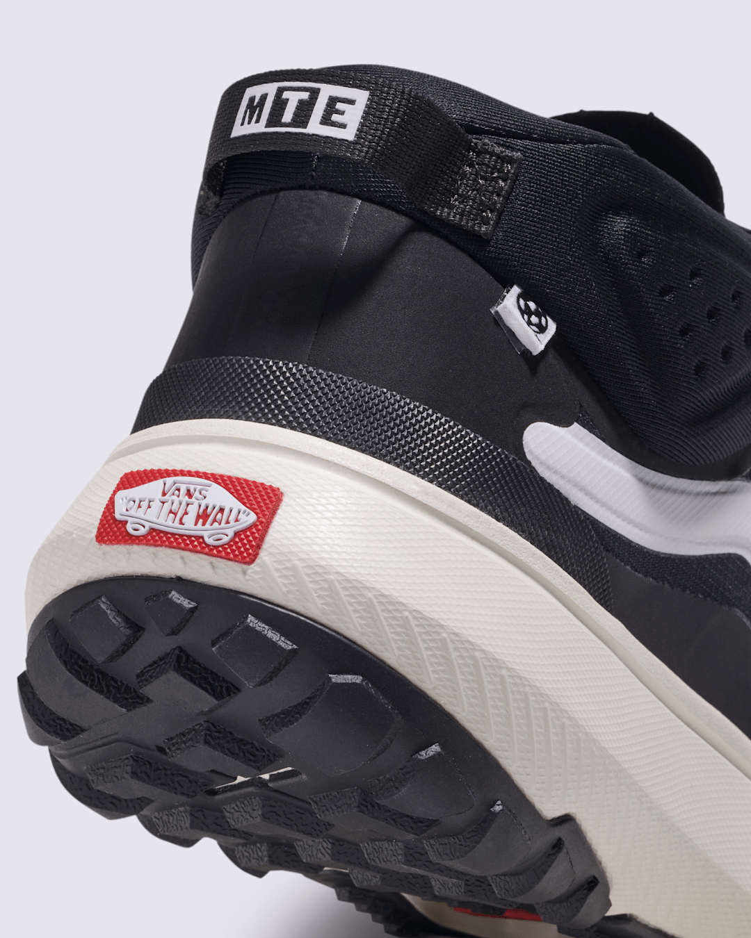 Vans Crosspath Mid Shoe in Black / White